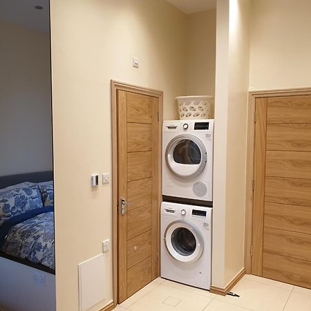 London Luxury Apartments 3 Bedroom Sleeps 8 With 3 Bathrooms 5 Mins Walk To Tube Station Free Parking Ilford Exteriör bild