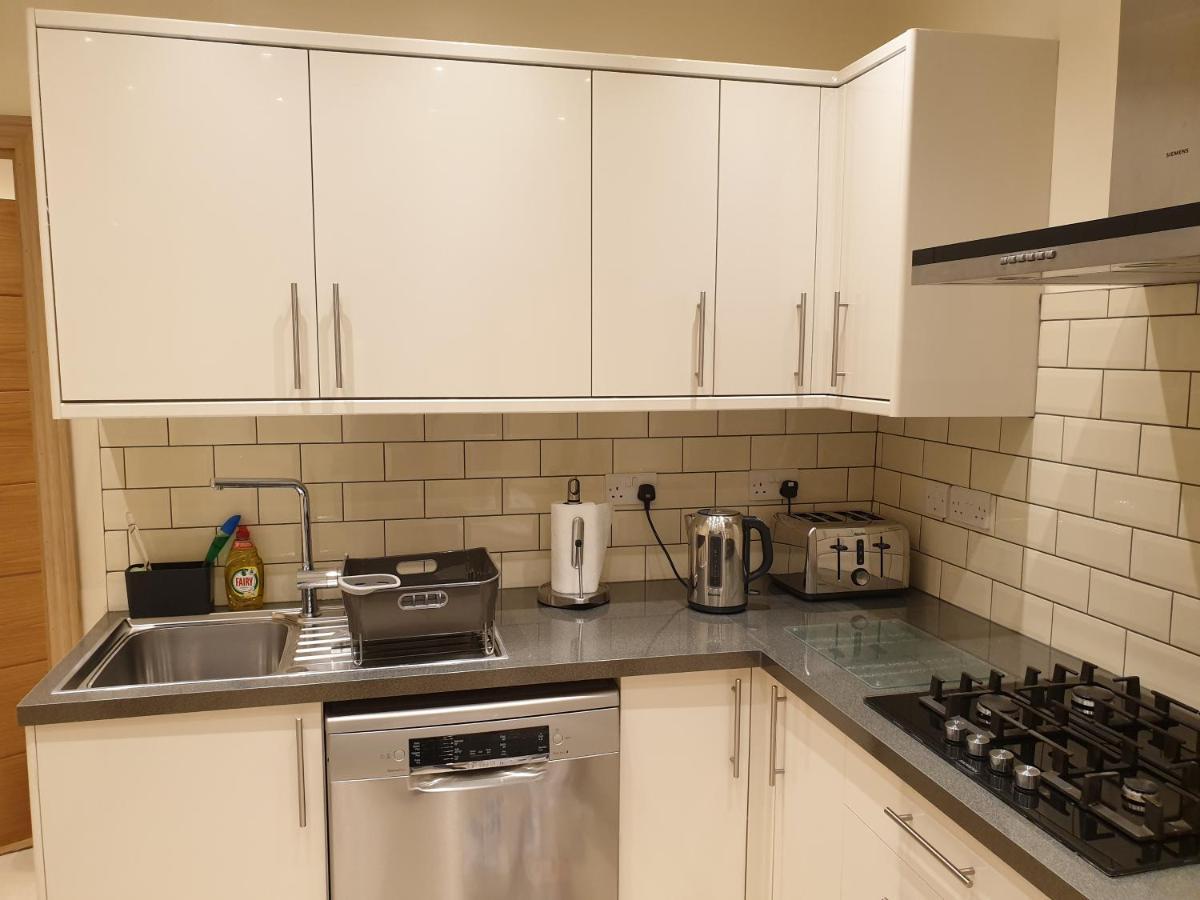 London Luxury Apartments 3 Bedroom Sleeps 8 With 3 Bathrooms 5 Mins Walk To Tube Station Free Parking Ilford Exteriör bild