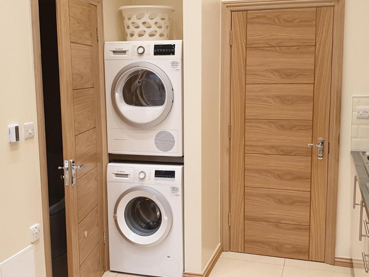 London Luxury Apartments 3 Bedroom Sleeps 8 With 3 Bathrooms 5 Mins Walk To Tube Station Free Parking Ilford Exteriör bild