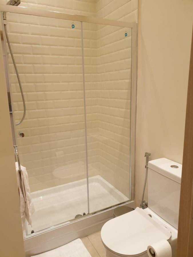 London Luxury Apartments 3 Bedroom Sleeps 8 With 3 Bathrooms 5 Mins Walk To Tube Station Free Parking Ilford Exteriör bild