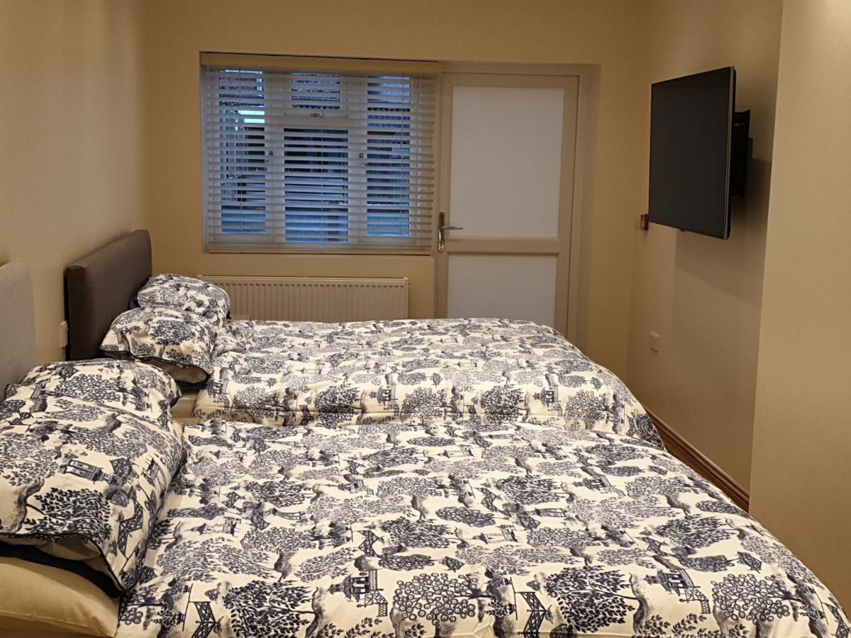 London Luxury Apartments 3 Bedroom Sleeps 8 With 3 Bathrooms 5 Mins Walk To Tube Station Free Parking Ilford Exteriör bild