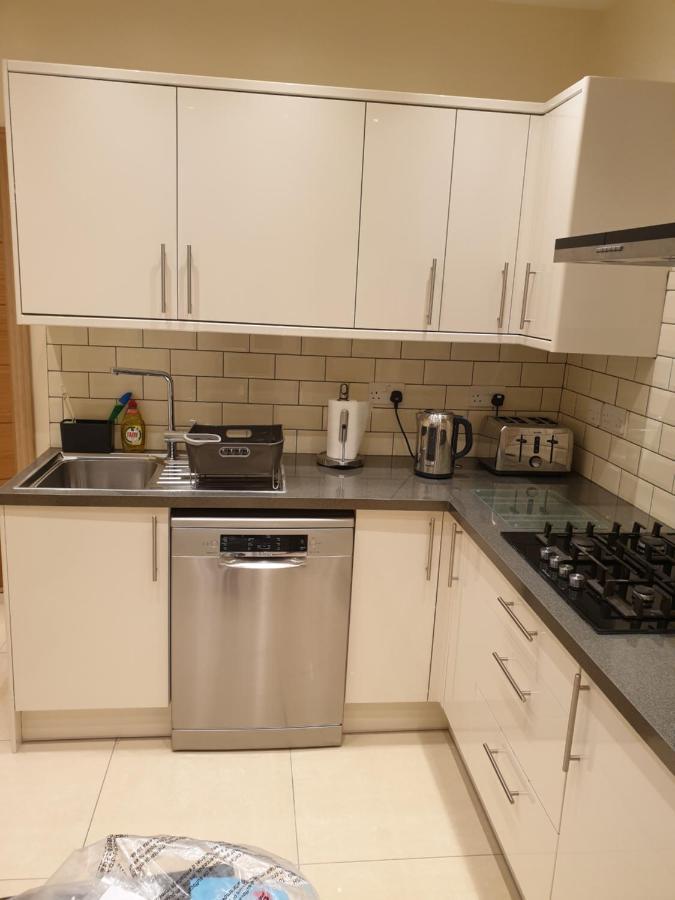 London Luxury Apartments 3 Bedroom Sleeps 8 With 3 Bathrooms 5 Mins Walk To Tube Station Free Parking Ilford Exteriör bild