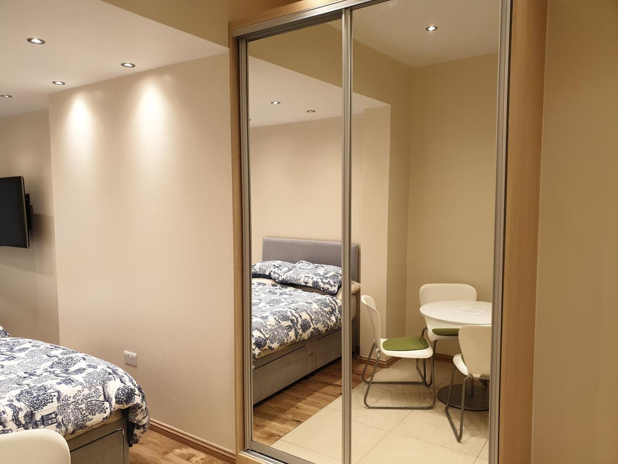 London Luxury Apartments 3 Bedroom Sleeps 8 With 3 Bathrooms 5 Mins Walk To Tube Station Free Parking Ilford Exteriör bild