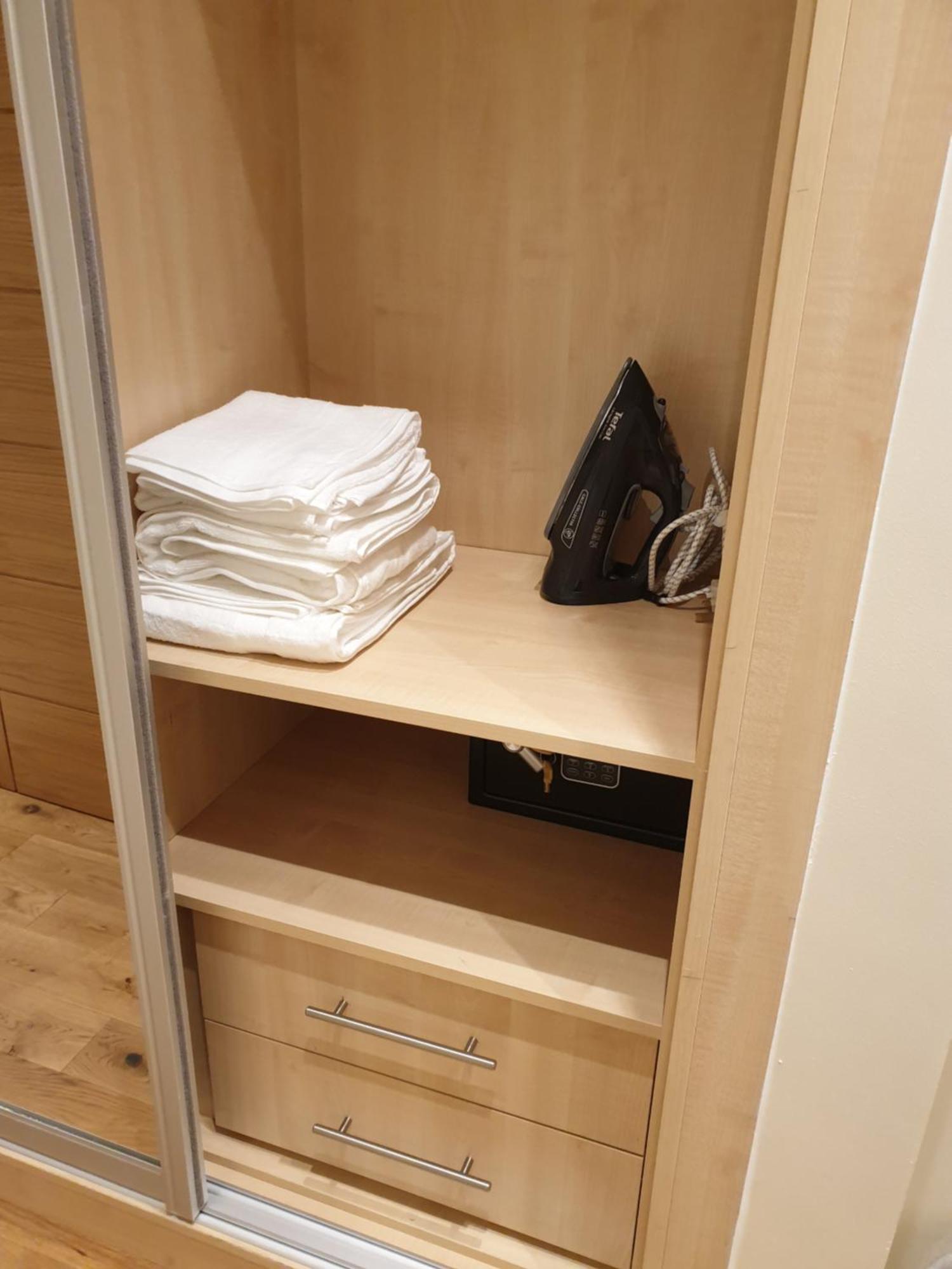 London Luxury Apartments 3 Bedroom Sleeps 8 With 3 Bathrooms 5 Mins Walk To Tube Station Free Parking Ilford Exteriör bild