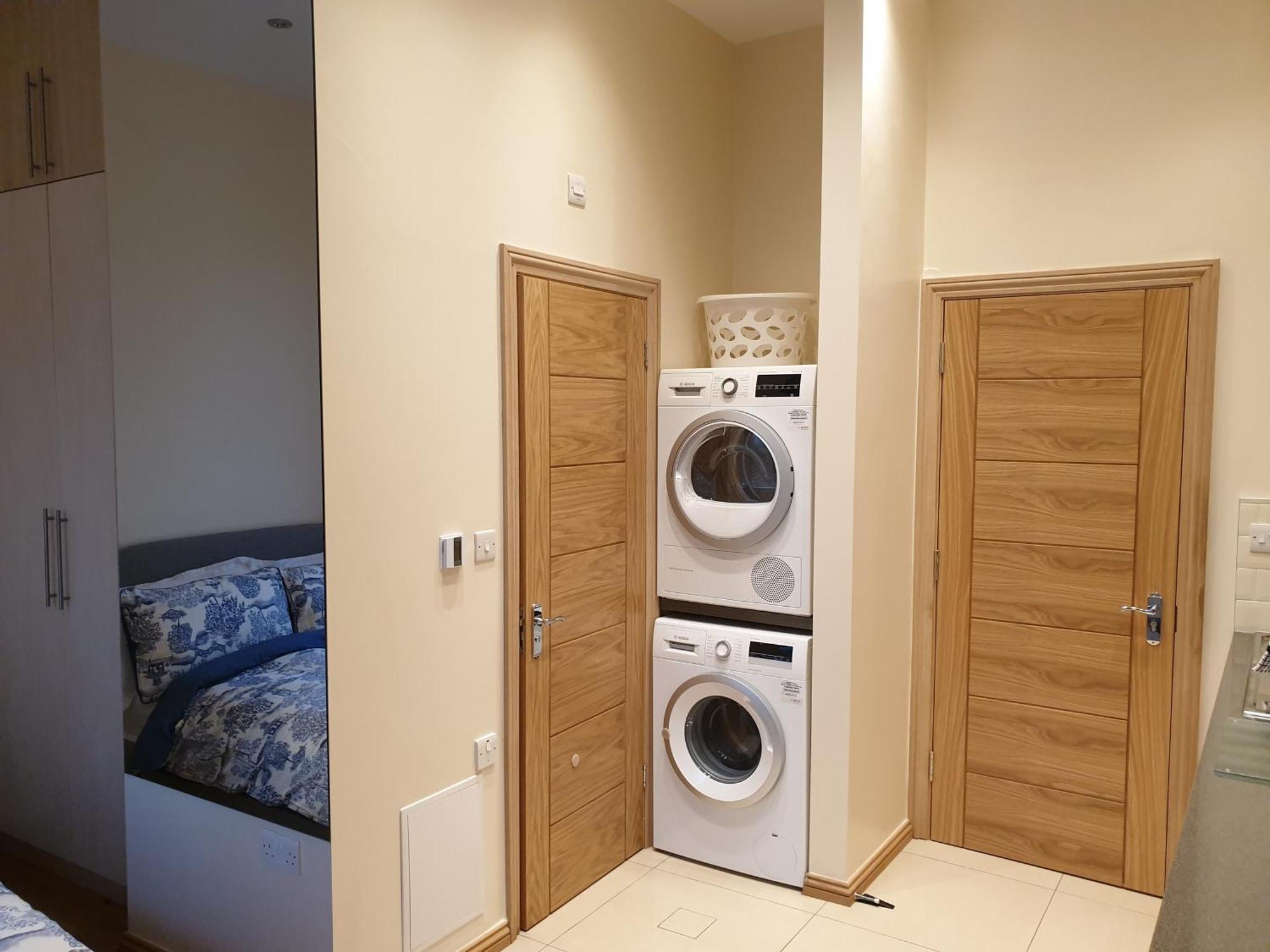 London Luxury Apartments 3 Bedroom Sleeps 8 With 3 Bathrooms 5 Mins Walk To Tube Station Free Parking Ilford Exteriör bild