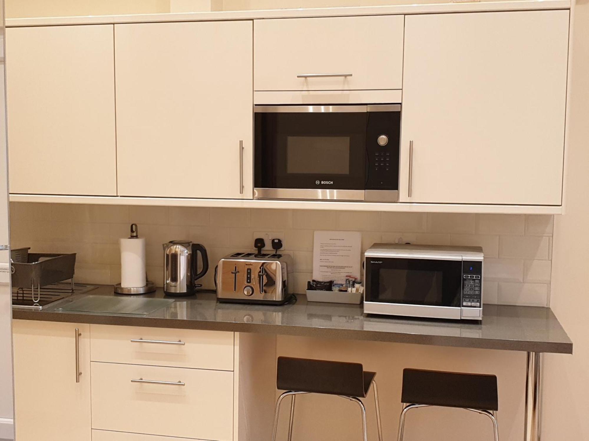 London Luxury Apartments 3 Bedroom Sleeps 8 With 3 Bathrooms 5 Mins Walk To Tube Station Free Parking Ilford Exteriör bild