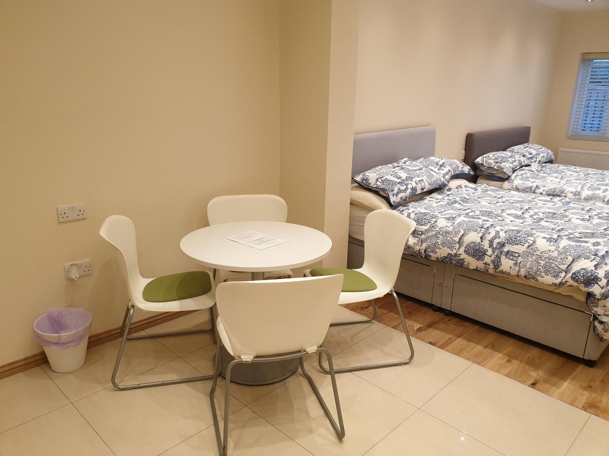 London Luxury Apartments 3 Bedroom Sleeps 8 With 3 Bathrooms 5 Mins Walk To Tube Station Free Parking Ilford Exteriör bild