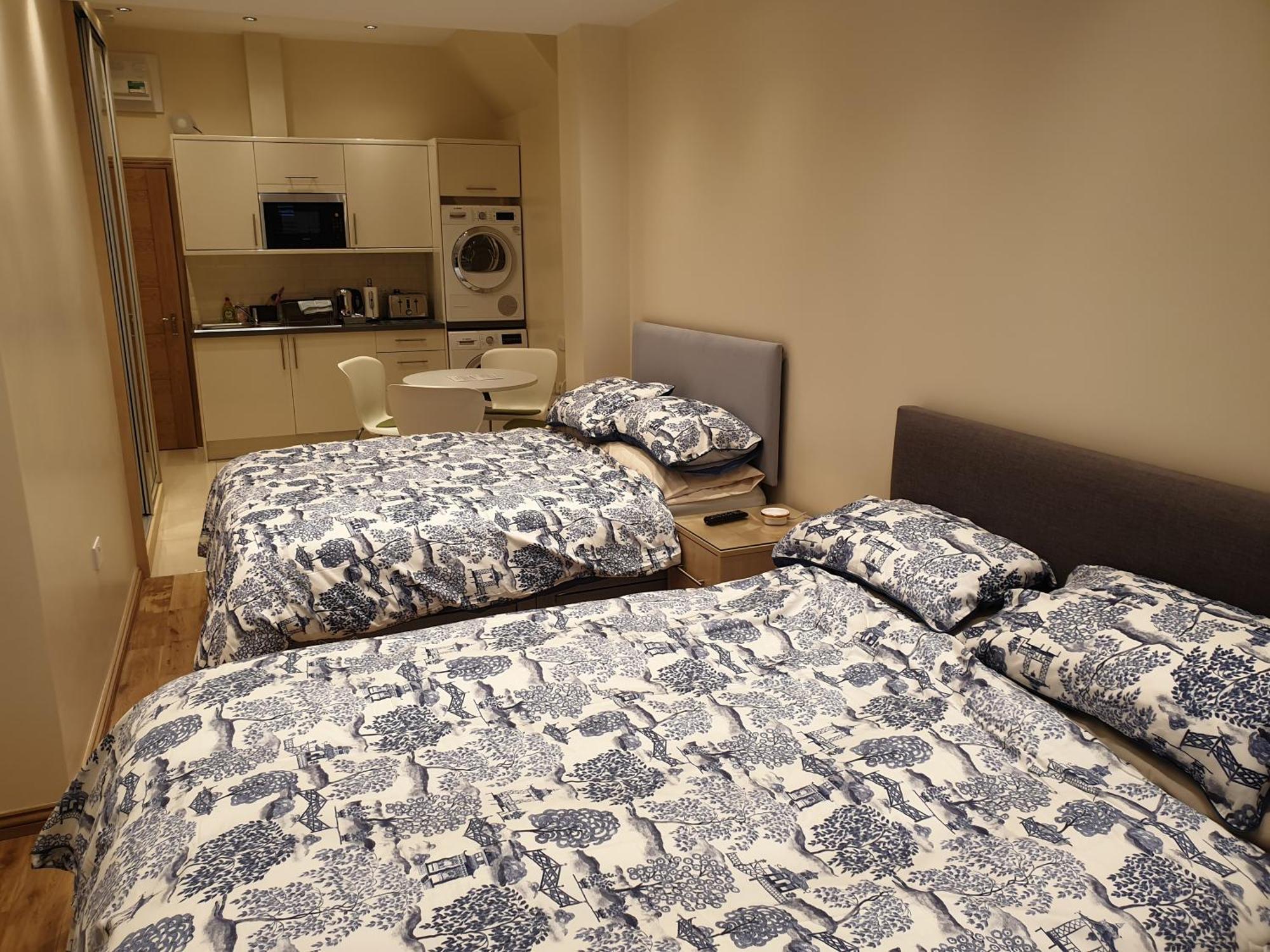 London Luxury Apartments 3 Bedroom Sleeps 8 With 3 Bathrooms 5 Mins Walk To Tube Station Free Parking Ilford Exteriör bild