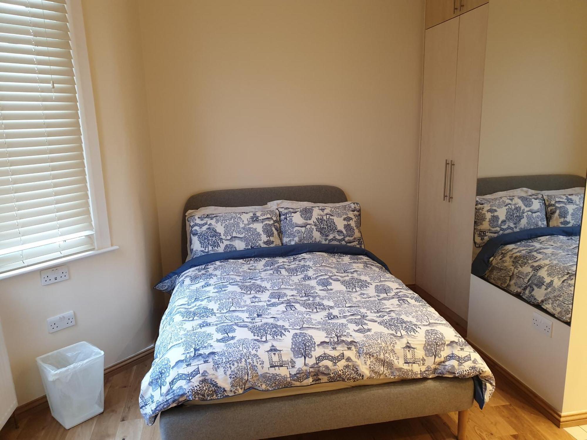 London Luxury Apartments 3 Bedroom Sleeps 8 With 3 Bathrooms 5 Mins Walk To Tube Station Free Parking Ilford Exteriör bild