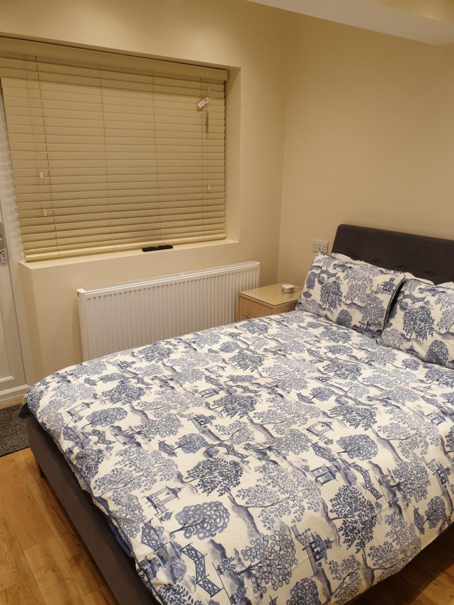 London Luxury Apartments 3 Bedroom Sleeps 8 With 3 Bathrooms 5 Mins Walk To Tube Station Free Parking Ilford Exteriör bild